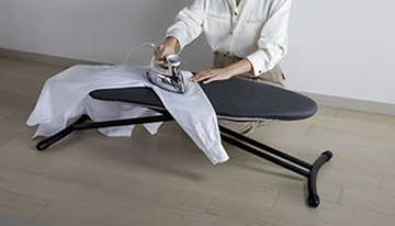 ビックカメラ、オールブラックで利用シーンから選べる2種類の「アイロン台」