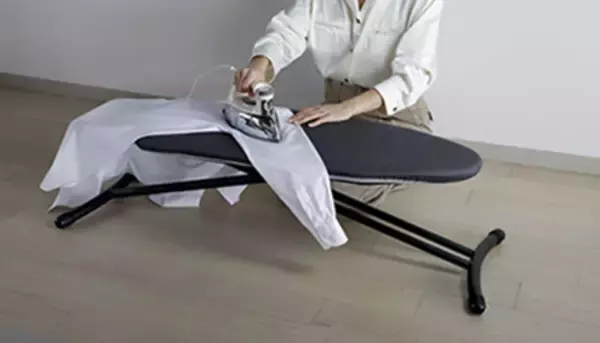 ビックカメラ、オールブラックで利用シーンから選べる2種類の「アイロン台」