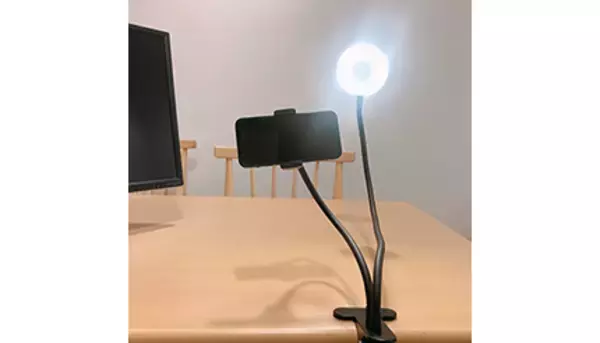 LEDスマホスタンドをビデオ会議以外にも活用！　おうち時間を快適にする応用術
