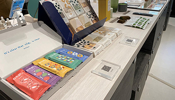 売らない小売「b8ta」、渋谷の新店舗は“カフェ”併設