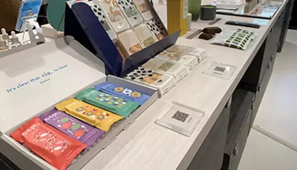 売らない小売「b8ta」、渋谷の新店舗は“カフェ”併設