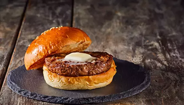 フレッシュネス、つなぎも野菜もゼロの「神戸牛100％」塩バーガー