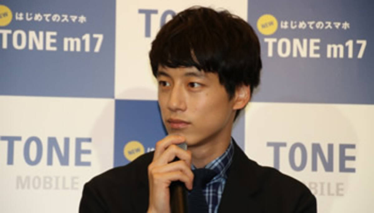 速報 坂口健太郎さんがプロポーズ トーンモバイルの新cm 17年8月1日 エキサイトニュース