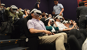 VRは映画業界を救えるか　転落と隣り合わせの体験型シアター