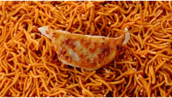 「ベビースターラーメン×餃子」で、もんじゃ焼きの味に！？