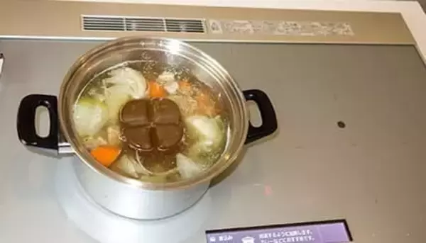 鍋にカレーのルーを入れたら、ほったらかしでも「混ざる」「焦げない」！三菱のIHクッキングヒーターの新機能「かきまぜ加熱」のすごさ