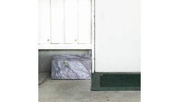 「石に擬態するダンボール」で置き配トラブル対策、288円から