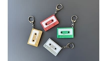 昭和レトロで懐かしい！NFCチップ内蔵のカセットテープ型キーホルダー「MUSIC TOUCH」