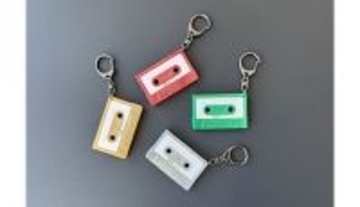 昭和レトロで懐かしい！NFCチップ内蔵のカセットテープ型キーホルダー「MUSIC TOUCH」