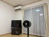 「サーキュレーターでエアコンのない部屋の寝苦しさを軽減！ 家で立場の弱い父親による夏の快眠術」の画像1