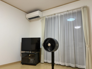 サーキュレーターでエアコンのない部屋の寝苦しさを軽減！ 家で立場の弱い父親による夏の快眠術