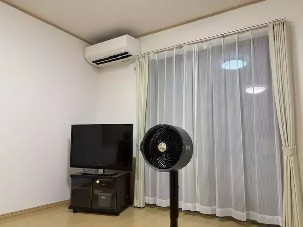 サーキュレーターでエアコンのない部屋の寝苦しさを軽減！ 家で立場の弱い父親による夏の快眠術