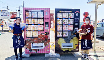 みたらし団子の冷凍販売機が登場！ 愛知県豊橋市の丸八製菓の工場前