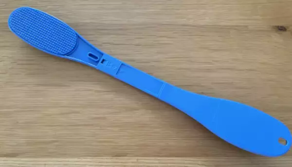 背中の保湿ケアの悩みを解決！　孫の手みたいな「ユースキン セヌール4」を使ってみた