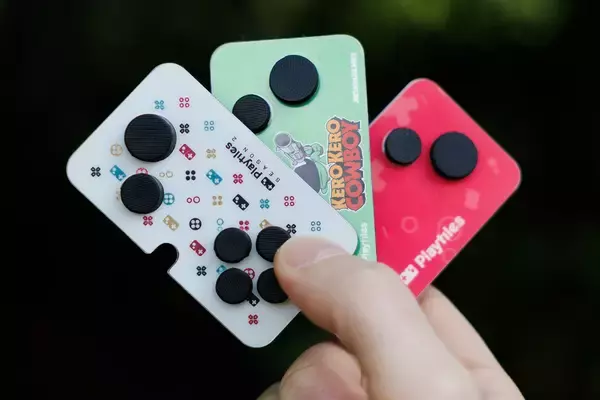 スマホ画面に「貼る」コントローラー フランスから上陸 24本のゲームが遊べる