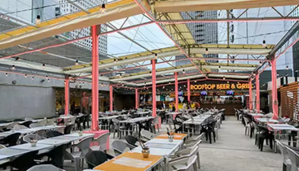 大阪・梅田にBBQが楽しめる超大型屋上ビアガーデン、全天候型ホール完備