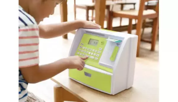貯金しながら「お金のルール」が身につく！　子どもから学べる貯金箱「ファミリーATMバンク」
