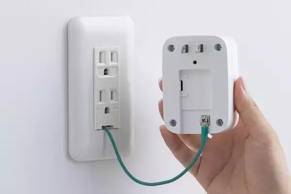 工事不要 コンセントに差すだけで地震発生時の通電火災を防げる アイリスオーヤマの「感震ブレーカー」