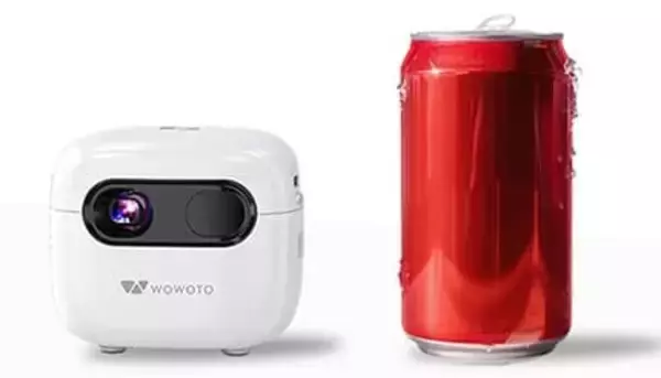 350ml缶より小さくて重さは文庫本1冊分ぐらい どこでも使える超軽量のプロジェクター「wowoto Q8」