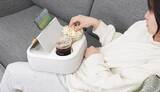 「スマホ・飲み物・お菓子が全て膝の上で！ 動きたくない人の「怠惰なあなたの膝上テーブルクッション」」の画像1