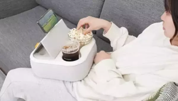 「スマホ・飲み物・お菓子が全て膝の上で！ 動きたくない人の「怠惰なあなたの膝上テーブルクッション」」の画像