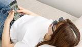 「肩・首のコリに スマホ顔面落下も防ぐ 反射の仕組みでスマホを見るメガネ 価格もお手頃 スリコから」の画像1