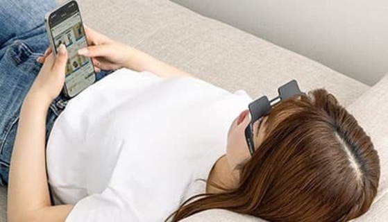 肩・首のコリに スマホ顔面落下も防ぐ 反射の仕組みでスマホを見るメガネ 価格もお手頃 スリコから