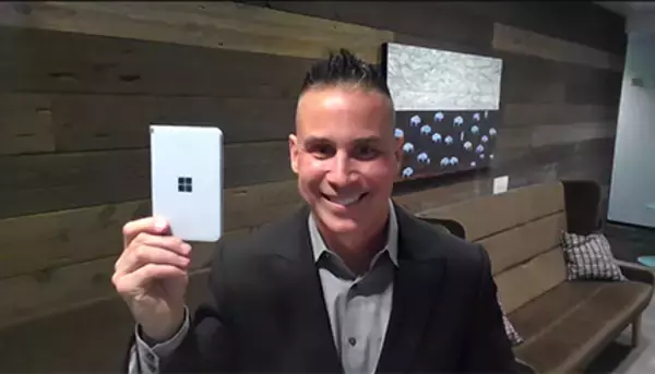 生産性を上げたいすべての人におすすめ　2画面5Gスマホ「Surface Duo 2」