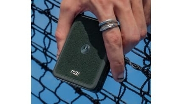 チタン製ヒンジプレートで高耐久 モトローラ 折りたたみスマホ「razrシリーズ」の最上位機種