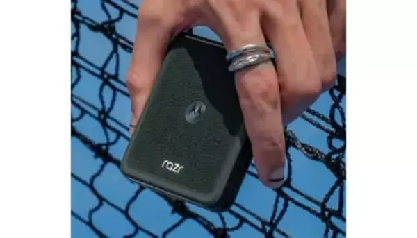 チタン製ヒンジプレートで高耐久 モトローラ 折りたたみスマホ「razrシリーズ」の最上位機種