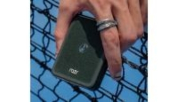 チタン製ヒンジプレートで高耐久 モトローラ 折りたたみスマホ「razrシリーズ」の最上位機種