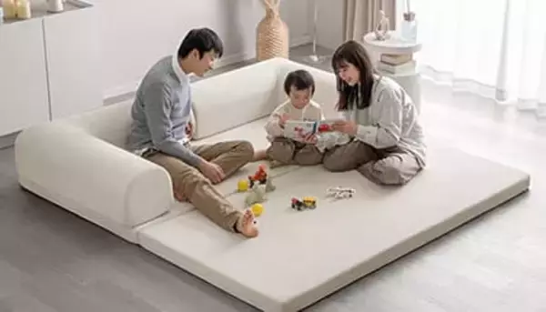 たたむとすっきり、広げるとゆったり　1台で座る・寝る・遊ぶを叶える折りたたみソファ