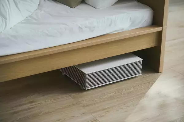 ベッドやソファの下に設置できる薄型空気清浄機 パナソニックの新モデルは横置きに対応