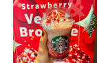 「スタバ新作「ストロベリー＆ベルベット ブラウニー フラペチーノ」を正直レビュー！　飲むとホリデー気分が高まる!?」の画像1