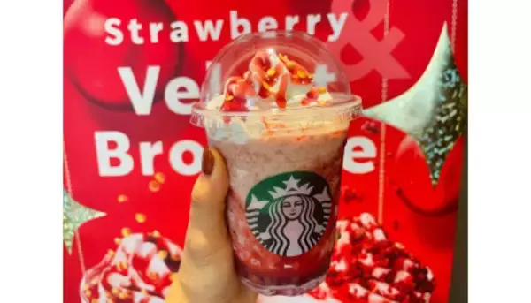 スタバ新作「ストロベリー＆ベルベット ブラウニー フラペチーノ」を正直レビュー！　飲むとホリデー気分が高まる!?