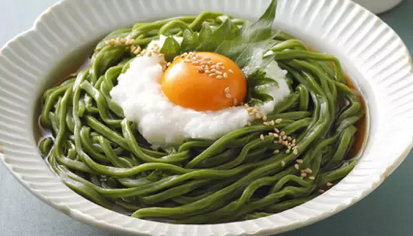 鮮やかな緑の麺。色の正体は、淡路島のアレ！