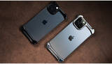 「ほぼ裸でiPhone14／13シリーズを持ち歩ける！　ミニマル設計のスマホプロテクター」の画像1