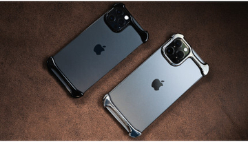 ほぼ裸でiPhone14／13シリーズを持ち歩ける！　ミニマル設計のスマホプロテクター