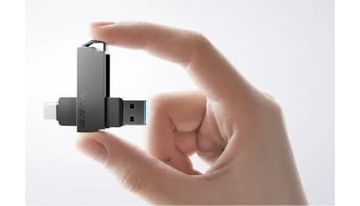 約20gで高速1050MB／sとType-A／Cに対応、手のひらサイズのSSD「Revolve R10 mini」