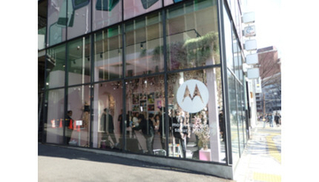 モトローラ、東京・原宿で「折りたたみ式スマホ」のポップアップストア