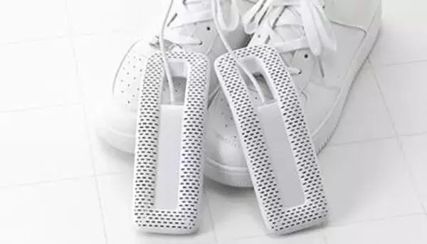 USB給電で使いやすい 出先やオフィスで活躍する「USB靴乾燥機」