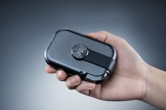 たためばカードサイズ ひねるだけで展開 Razerのスマホ用コントローラーに新シリーズ