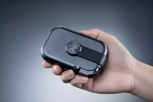たためばカードサイズ ひねるだけで展開 Razerのスマホ用コントローラーに新シリーズ