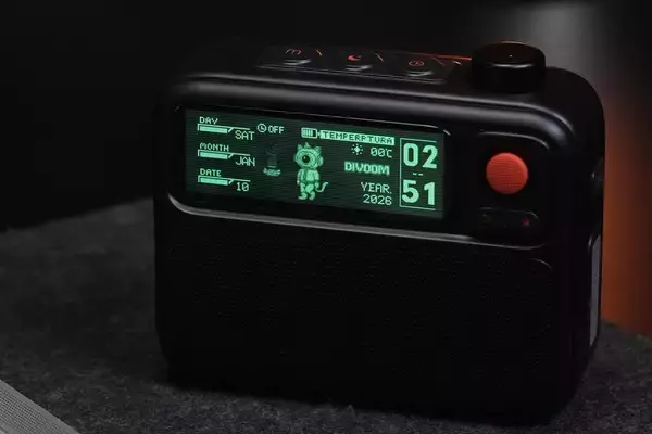 カセットプレーヤーみたい！ 液晶の表示も設定できるレトロなワイヤレススピーカー
