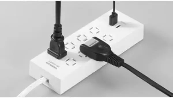 無駄な個口を減らせて配線にも困らない 縦でも横でも挿せる電源タップ「コンセント革命タップ」
