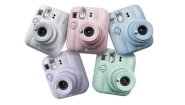ぷっくりデザインで自撮りがもっと楽しく！ 富士フイルムがセルフタイマー搭載の新チェキ「instax mini 13」を発売