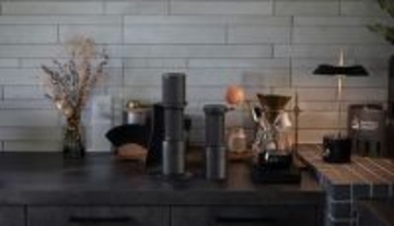 手挽きミルの名機が電動対応でパワーアップ！ EPEIOS新作コーヒーグラインダー「Essence Duo」