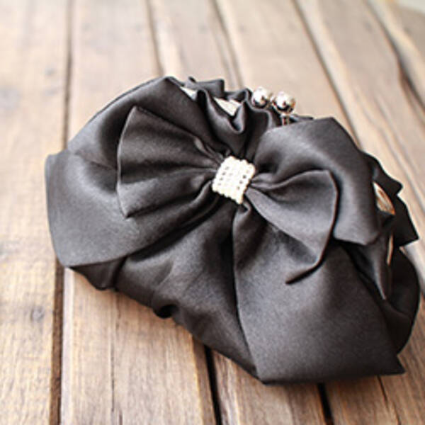 こなれた感じを出すには クラッチバッグの正しい持ち方 14年2月5日 エキサイトニュース