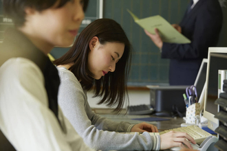 「なぜ新任教師は命を絶ったのか」残業や叱責が原因？ 〝学校現場の問題〟は社会の鏡である【西岡正樹】