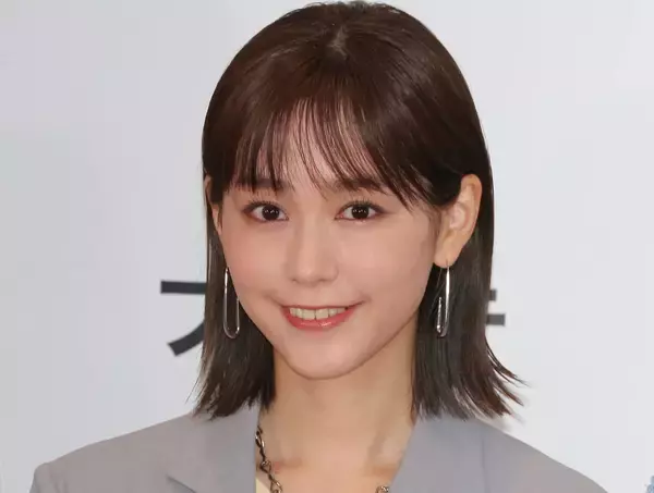 人事部長に任命された女優・桐谷美玲　クールでクレバーな艶姿にため息